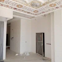 شاگرد نیمه ماهربرای نصب کاغذ دیواری