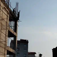 کارگر کار بلد ارماتوربند