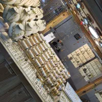 ویترین و مانکن طلافروشی با لامپ