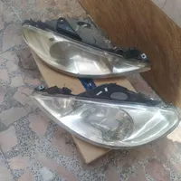 یک جفت چراغ جلوی پژو