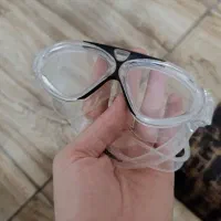 تعدادی عینک شنا برای فروش
