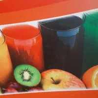 همکار خانم در آبمیوه بستنی