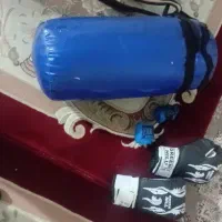یک عدد کیسه بوکس یک عدستکش بوکس و یک عددباندبوکس
