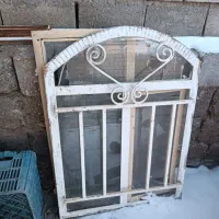 پنجره دوتا ،درب چوبی دوتا چهار چوب فلزی سه‌تا
