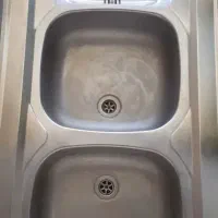 آب چکان و نظم دهنده ظروف کنار سینک تمیز و سالم