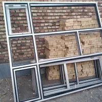 یک عددپنجره آلومینیومی  صحیح وسالم