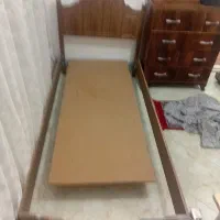 تخت چوبی یک نفره به دلیل کمبود جا