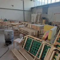 نجار حرفه ای مبل راحتی ووسط کار