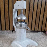 یک دستگاه آب انار گیری