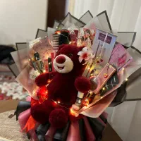 باکس هدیه پک کادو تولد روز دختر دسته گل آرایشی