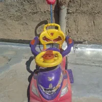 ماشین چهار چرخ کودک و توپ استخری