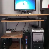 کامپیوتر به همراه میز