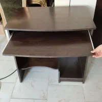 میز تحریر و کامپیوتر