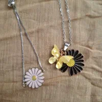 گردنبند دو پلاکه بابونه و پروانه