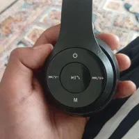 یک عدد هدفون بلوتوثی