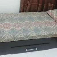 فروش تخت یک نفره همراه با تشک  و دراور آینه