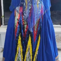 چند دست لباس محلی به فروش می رسد