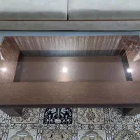 یک میز بزرگ. ودو تا عسلی کوچک