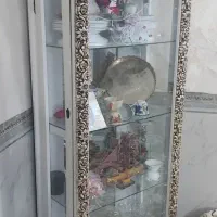 یک عدد بوفه و ساعت