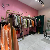 تمامی دکور مغازه همراه با میز و صندلی اینه و مانکن