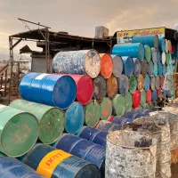 تعدادی بشکه خالی شده  بفروش میرسد زیرپا بنایی