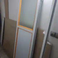 درب الومینیومی سالم و تمیز