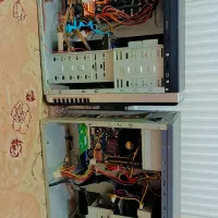 دوعدد کامپیوتر و مانیتور