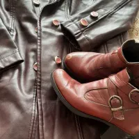 کاپشن و بوت چرم