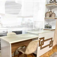 اوپن آشپزخانه+ویترین اوپن+میز ناهارخوری+دو صندلی