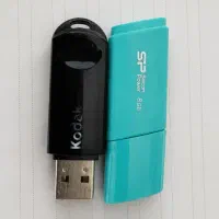 دو عدد فلش ۸ گیگابایت