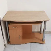 میز تحریر و کامپیوتر