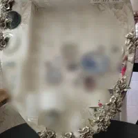تعداد زیادی وسایل دکوری و پذیرایی