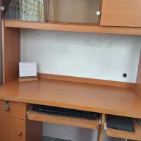 میز کامپیوتر با کتابخانه