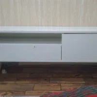 یک میز تلویزیون