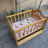 تخت نوزاد چوبی کشودار با پشه بند و میله پشه بند