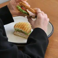 همکاری در آشپزخانه کافه رترو