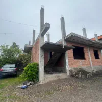 ویلایی تازه ساخت نیمه کاره با ستون دوطبقه