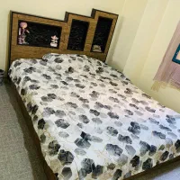 تخت دونفره چوبی بهمراه تشک