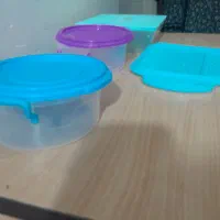 تعدادی ظرف|ظروف نگهدارنده، پلاستیکی، یک‌بارمصرف|زنجان, |دیوار