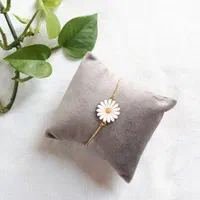 دستبند بابونه با زنجیر آسانسوری رنگ ثابت