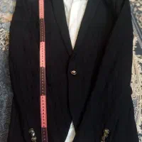 کت و شلوار با پیراهن زیر کتی