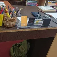 قفسه کتاب و میز تحریر