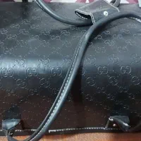 کیف میکاپ وتعدادی مژه مصنوعی و لوازم ارایشی