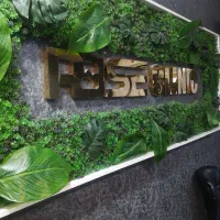 اپراتور لیزر موهای زائد خانم