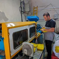 کارگر دستگاه تزریق پلاستیک