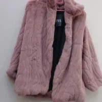 تعدادی مانتو کفش و لباس مجلسی