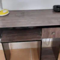 میز تحریر و چراغ مطالعه