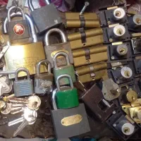 تعدادی قفل آویز کمدی مغزی کلیدودوجفت ست دستگیره