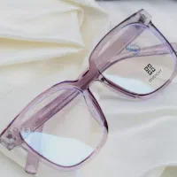 عینک داخل جعبه طبی هست