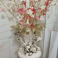 یه گلدون با گل های مصنوعی